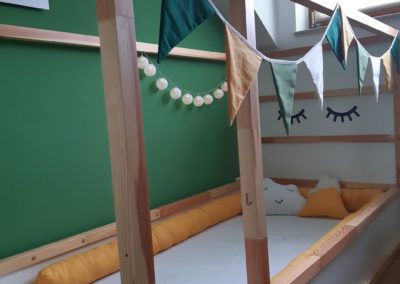 Kinderzimmer "Hausbett-Sleepy-eyes"
