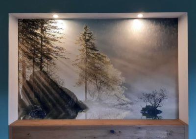 beleuchtete Nische mit "Wald-Tapete" im Hintergrund